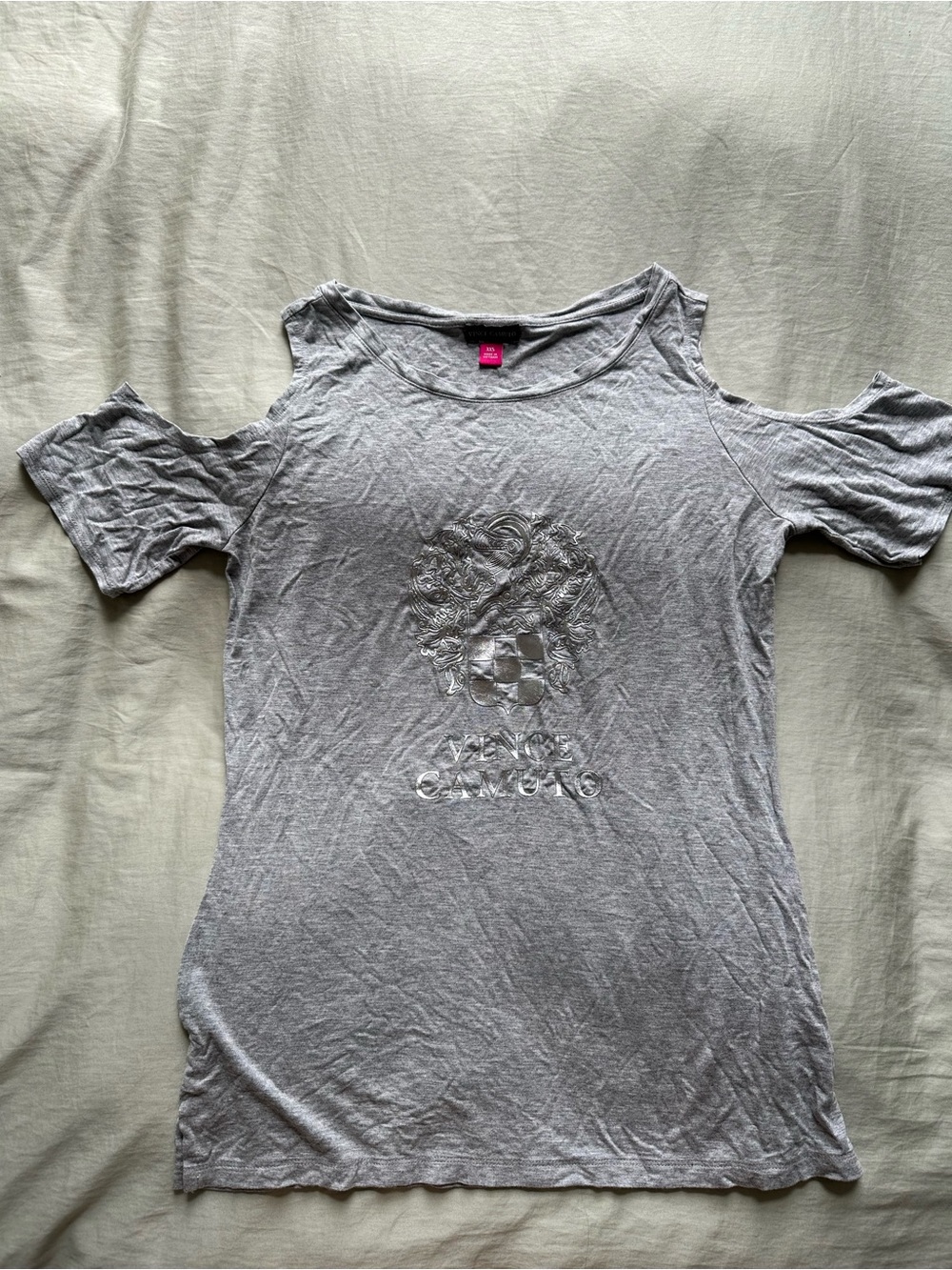 Vince Camuto Light Gray Cold-Shoulder Graphic Tee